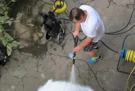 Cleaning of artificial reservoirs on the site